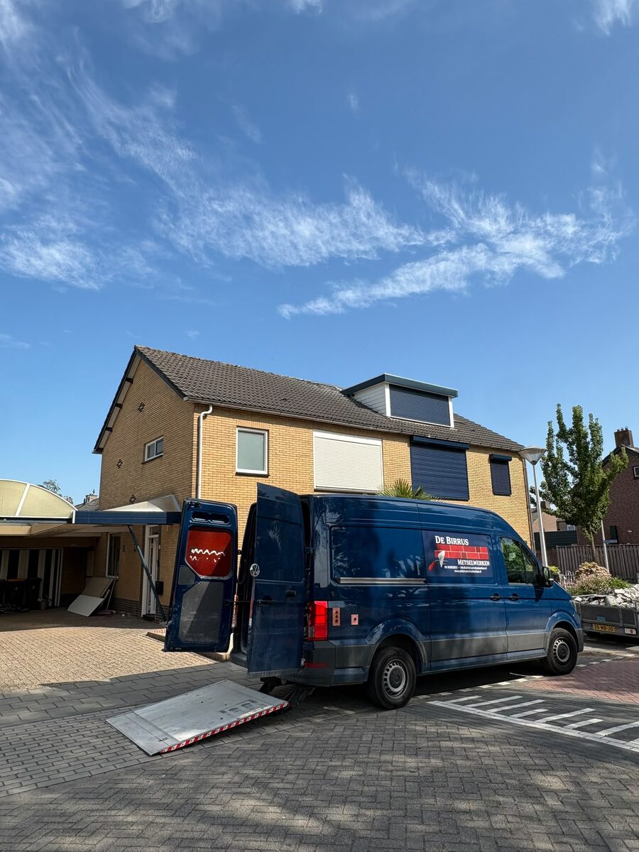 Bus van De Birrus Metselwerken bij een klant op locatie