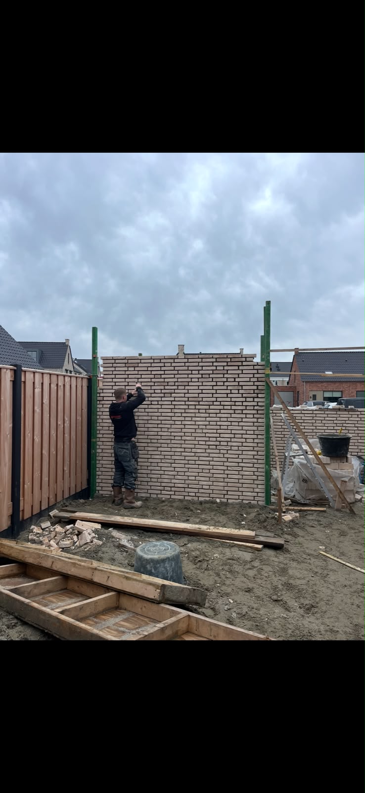 Metselaar van De Birrus Metselwerken aan het werk bij de opbouw van de schuur