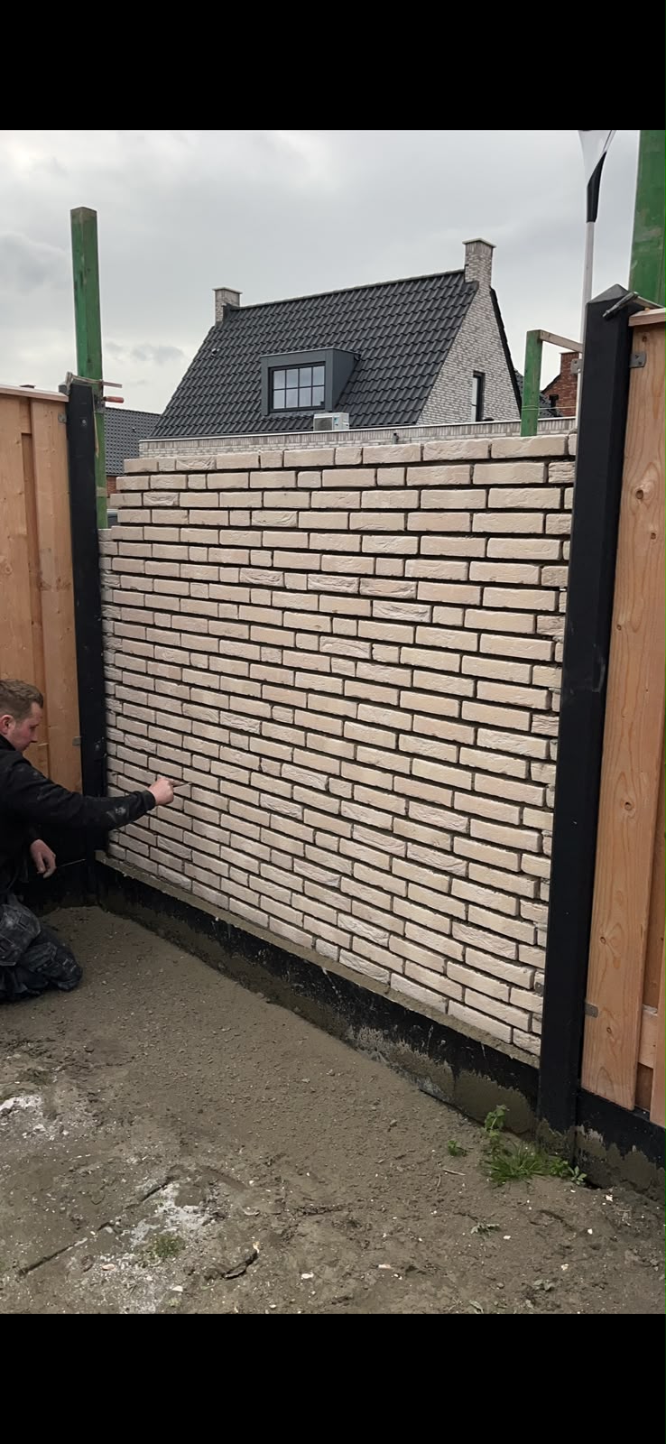 Voegwerk van de schuur wordt netjes afgewerkt door een metselaar van De Birrus Metselwerken